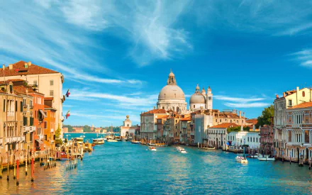 4K Ultra HD PC desktop wallpaper: Venice, Italy — the Grand Canal framed by historic man-made palazzi and domes beneath a vivid blue sky.
